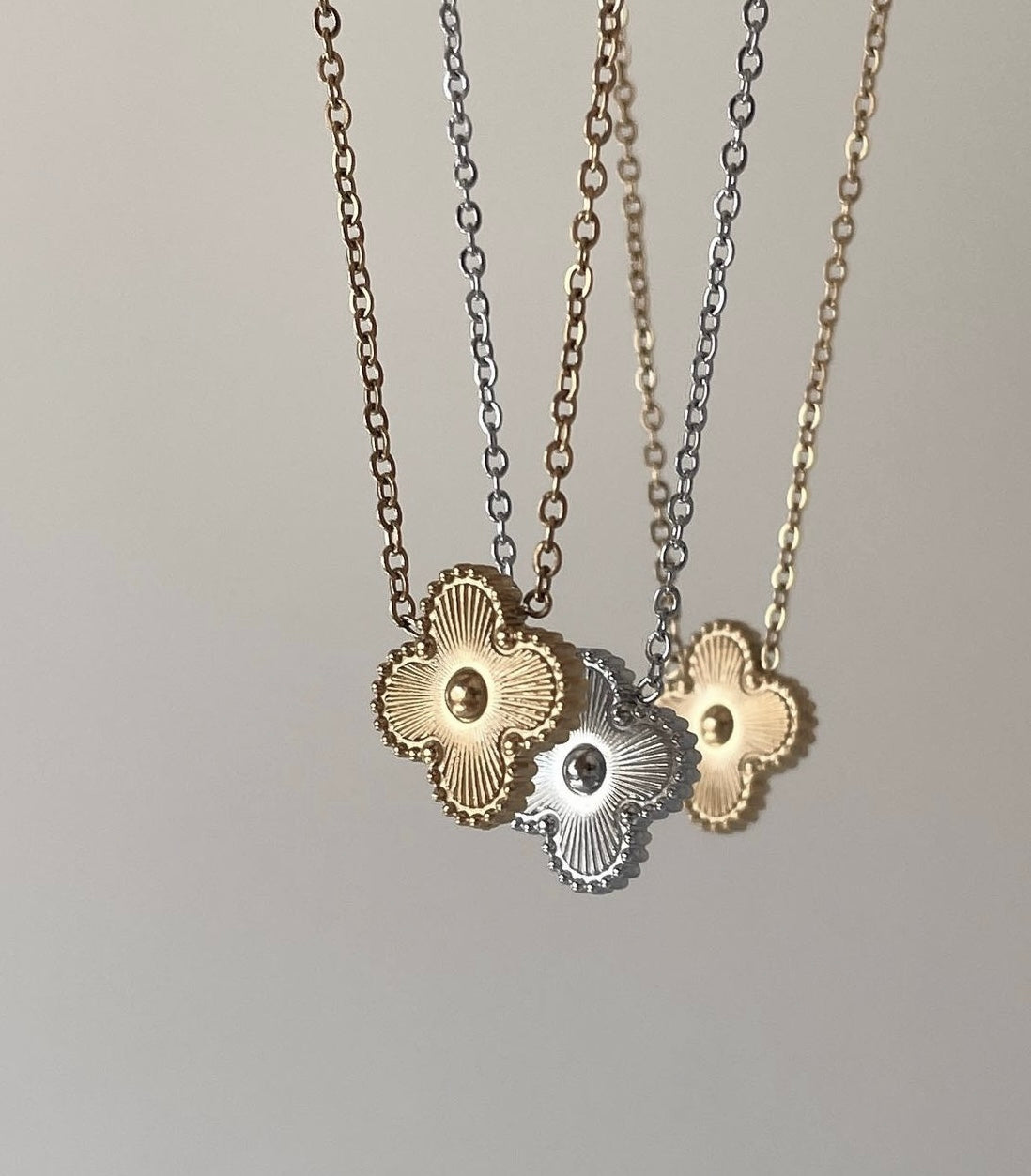 Collier fleurs doré ou argenté